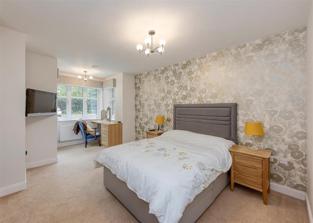 5 Clock Gardens-bed1.jpg
