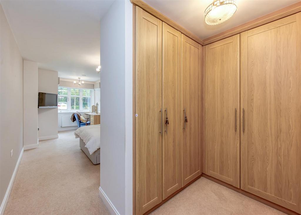 5 Clock Gardens-bed1 dressing area.jpg