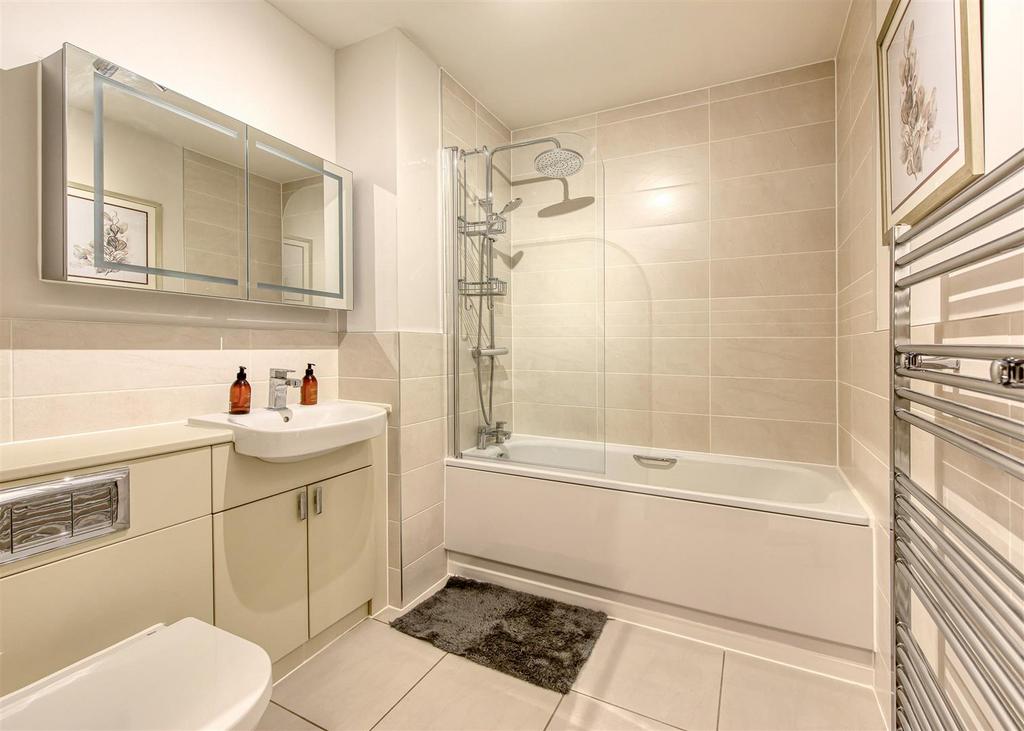 5 Clock Gardens-bed1 ensuite.jpg