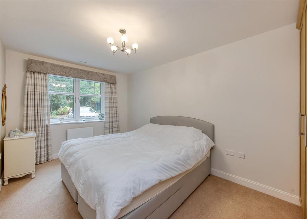5 Clock Gardens-bed2.jpg