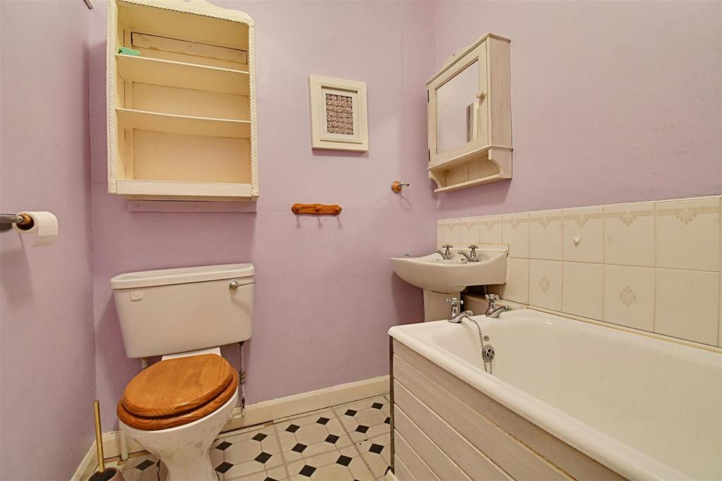 Bathroom 1.jpg