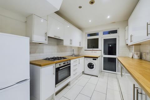 3 bedroom terraced house to rent, Martin Way, London