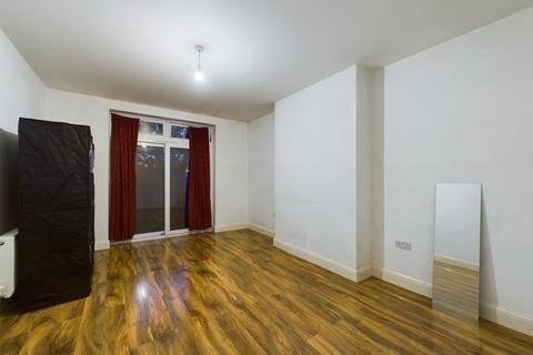 3 bedroom terraced house to rent, Martin Way, London