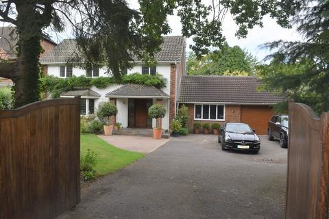 4 bedroom detached house to rent, Bunces Lane, Reading RG7