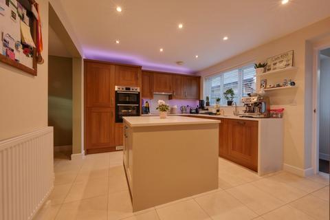 5 bedroom detached house for sale, Snowdrop Close, Burgess Hill, RH15