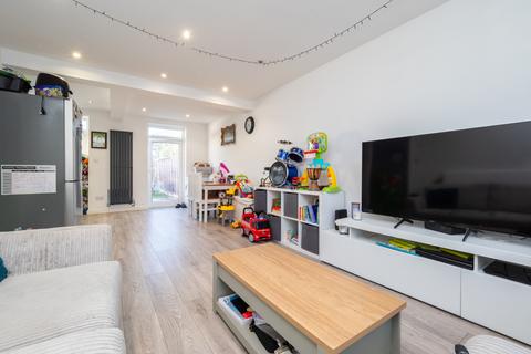 3 bedroom end of terrace house to rent, Chestnut Close, Carshalton SM5