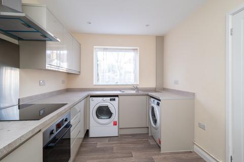 3 bedroom semi-detached house to rent, Bridgewood Road, Worcester Park KT4