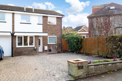 3 bedroom semi-detached house to rent, Bridgewood Road, Worcester Park KT4