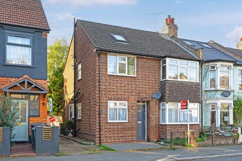 3 bedroom maisonette to rent, Fulbourne Road, London E17