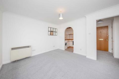 1 bedroom flat to rent, Rosebank Close, Teddington TW11