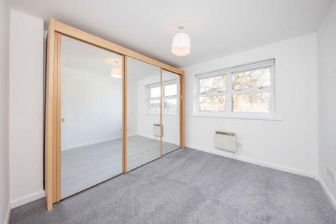 1 bedroom flat to rent, Rosebank Close, Teddington TW11