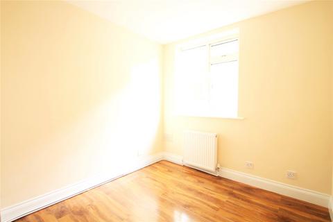 3 bedroom apartment to rent, Barbican Road, Greenford UB6