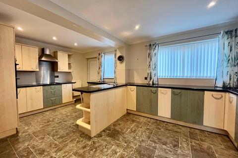 5 bedroom detached house to rent, Westminster Way, Little Benton, Newcastle upon Tyne, NE7