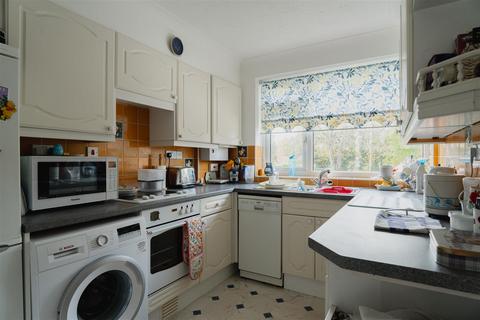 2 bedroom maisonette to rent, Courtlands Crescent, Banstead SM7