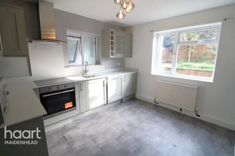 3 bedroom semi-detached house to rent, Larchfield Road, Maidenhead