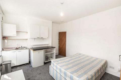 Studio to rent, Kingsley Road, Hounslow TW3