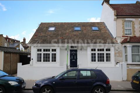 5 bedroom house to rent, Lakehall Road, Thornton Heath CR7