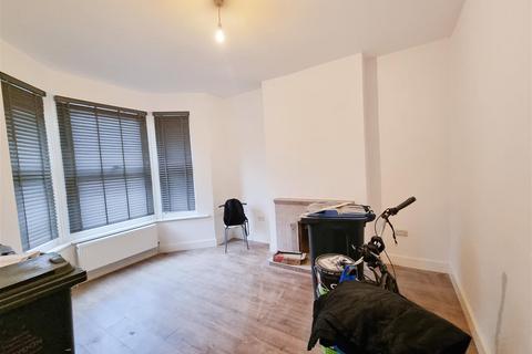 3 bedroom terraced house to rent, St. James's Road, Croydon