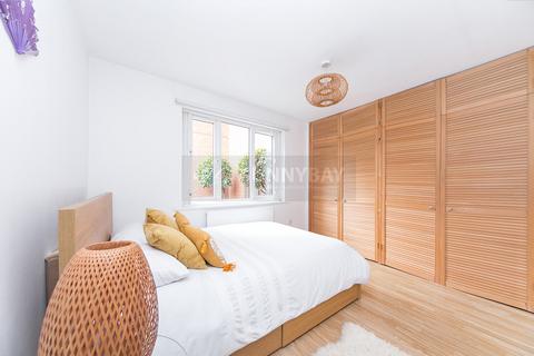 1 bedroom flat to rent, Bowman Mews, London SW18