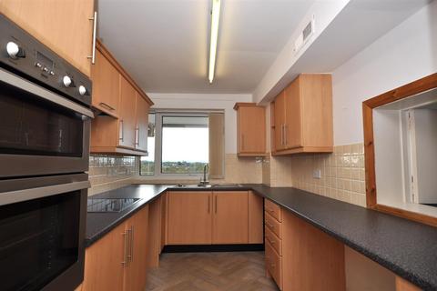 2 bedroom flat to rent, Trull Road