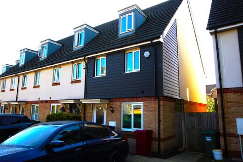 4 bedroom end of terrace house to rent, Thornhill Court, Langley