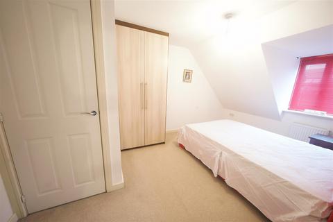 4 bedroom end of terrace house to rent, Thornhill Court, Langley