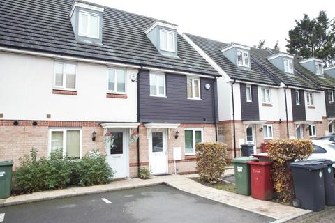 4 bedroom end of terrace house to rent, Thornhill Court, Langley