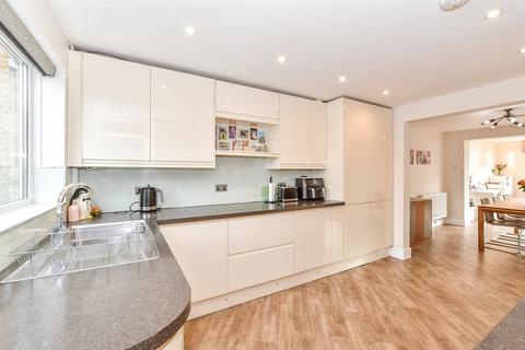 37 Chaplin Drive, Headcorn, Ashford, TN27 9TN