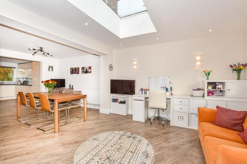 37 Chaplin Drive, Headcorn, Ashford, TN27 9TN