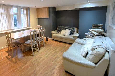 4 bedroom flat to rent, Wood Lane