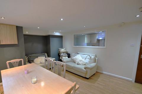 4 bedroom flat to rent, Wood Lane