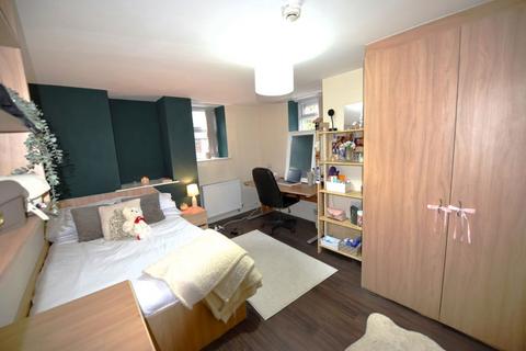 4 bedroom flat to rent, Wood Lane