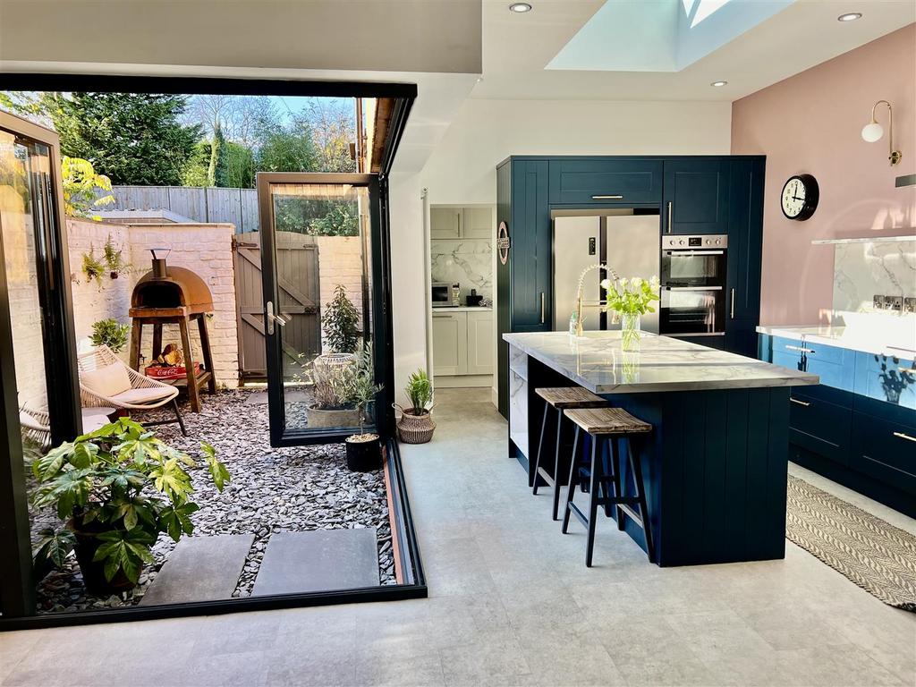 Kitchen/breakfast/seating area