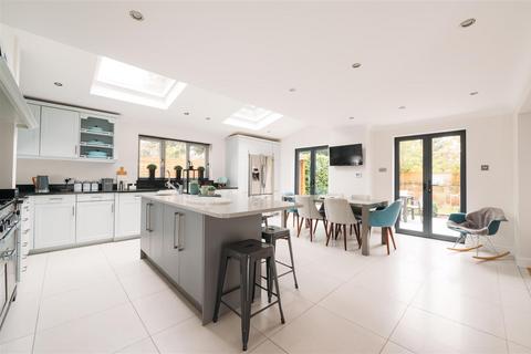 5 bedroom detached house for sale, Woodside Gardens, Hitchin