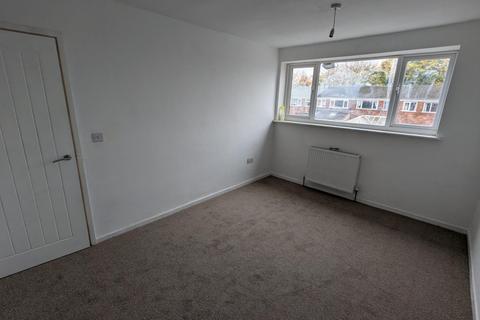 3 bedroom end of terrace house to rent, Clifton Avenue, Cannock WS11