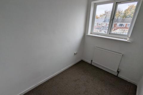 3 bedroom end of terrace house to rent, Clifton Avenue, Cannock WS11