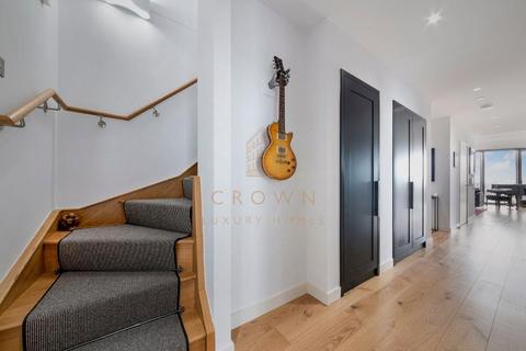 3 bedroom penthouse to rent, Lookout Lane, London E14