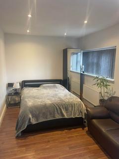 Studio to rent, Gunnerbury Avenue, Acton