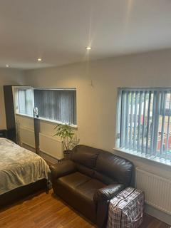 Studio to rent, Gunnerbury Avenue, Acton