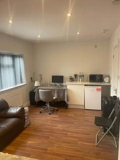 Studio to rent, Gunnerbury Avenue, Acton