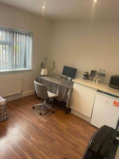 Studio to rent, Gunnerbury Avenue, Acton