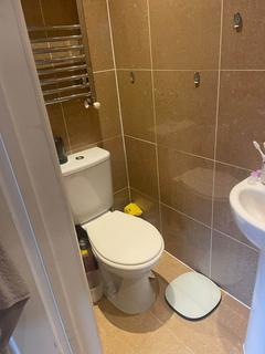 Studio to rent, Gunnerbury Avenue, Acton