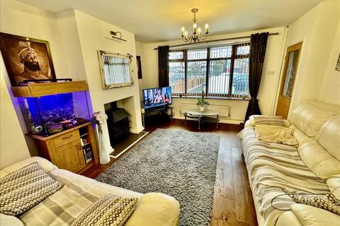 4 bedroom semi-detached house for sale, Essington Road, Willenhall