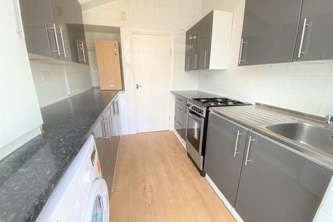 3 bedroom house to rent, Bentley Drive, London, IG2