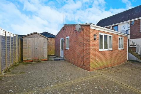 1 bedroom detached bungalow to rent, Pagham Road, Bognor Regis, PO21