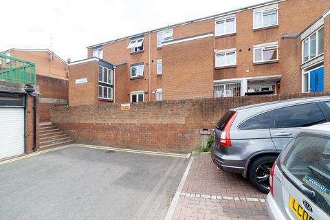 3 bedroom flat to rent, Millard Close, London N16