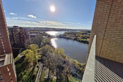 2 bedroom flat for sale, Stunning flat with beautiful view located by Hendon Reservoir NW9