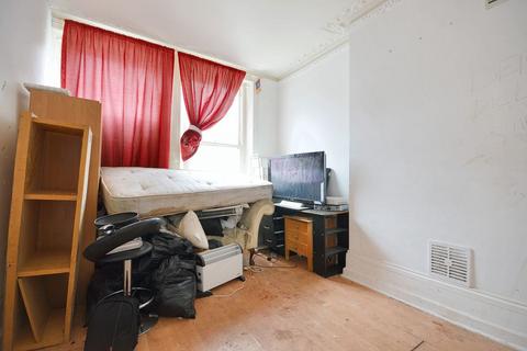 2 bedroom flat for sale, First Floor Flat, 30 North End Crescent, Kensington, London, W14 8TD