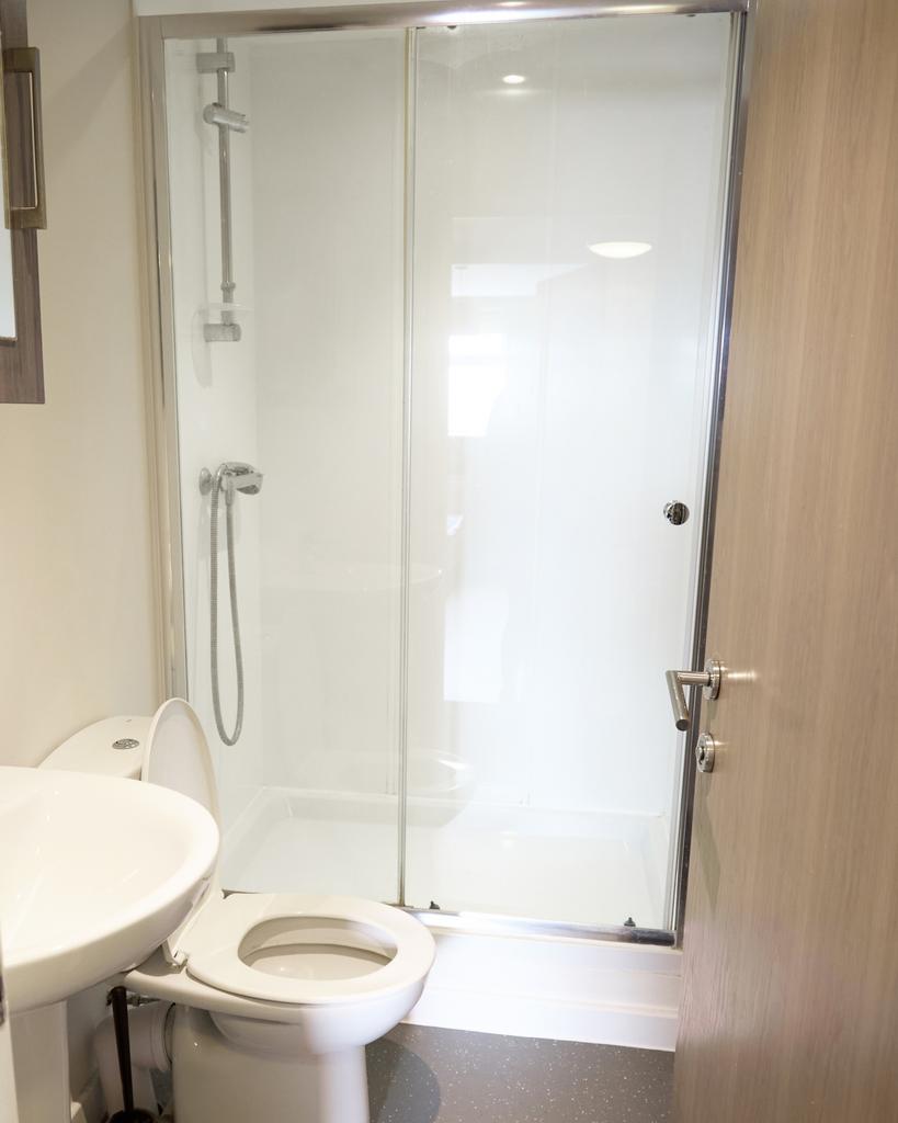A modern and clean bathroom featuring a spaciou...