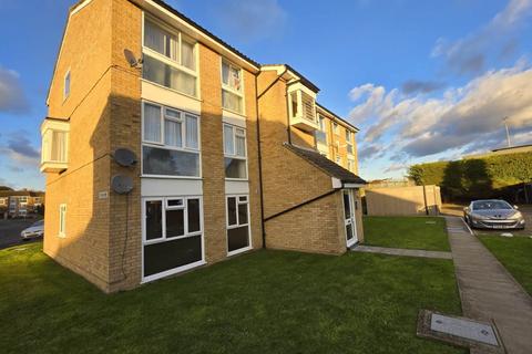 2 bedroom flat to rent, Trotwood, Grange Hill, IG7 5JP